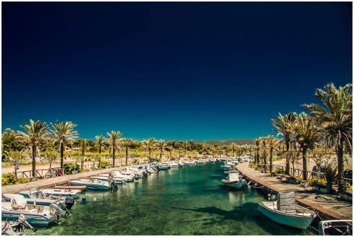 śliczna marina w sercu Porto Pino